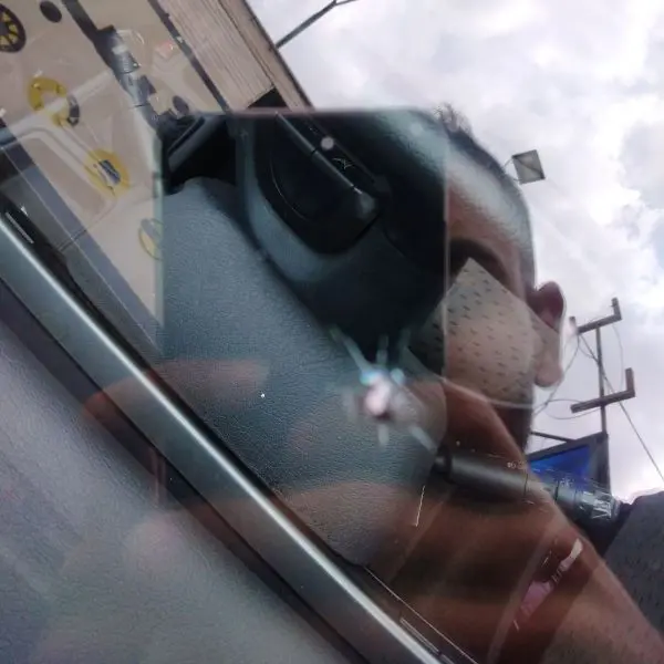 عکس قبل از ترمیم شیشه