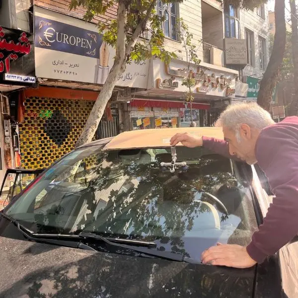 نمایی-دیگر-از-ترمیم-شیشه-جلوی-ماشین